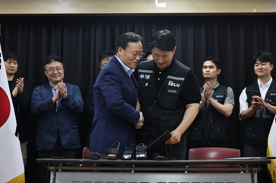 손 맞잡은 삼성전자 노사
