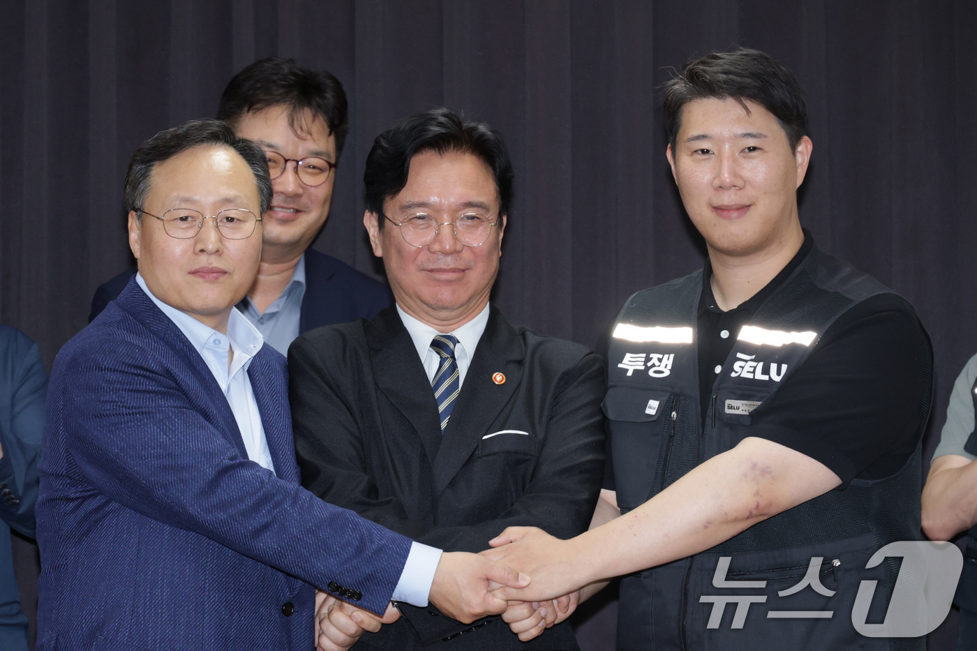 (수원=뉴스1) 김영운 기자 = 20일 경기도 수원시 장안구 경기고용노동청에서 열린 삼성전자 임금협상을 마친 후 여명구 삼성전자 DS(디바이스솔루션·반도체 사업 담당) 피플팀장과 …