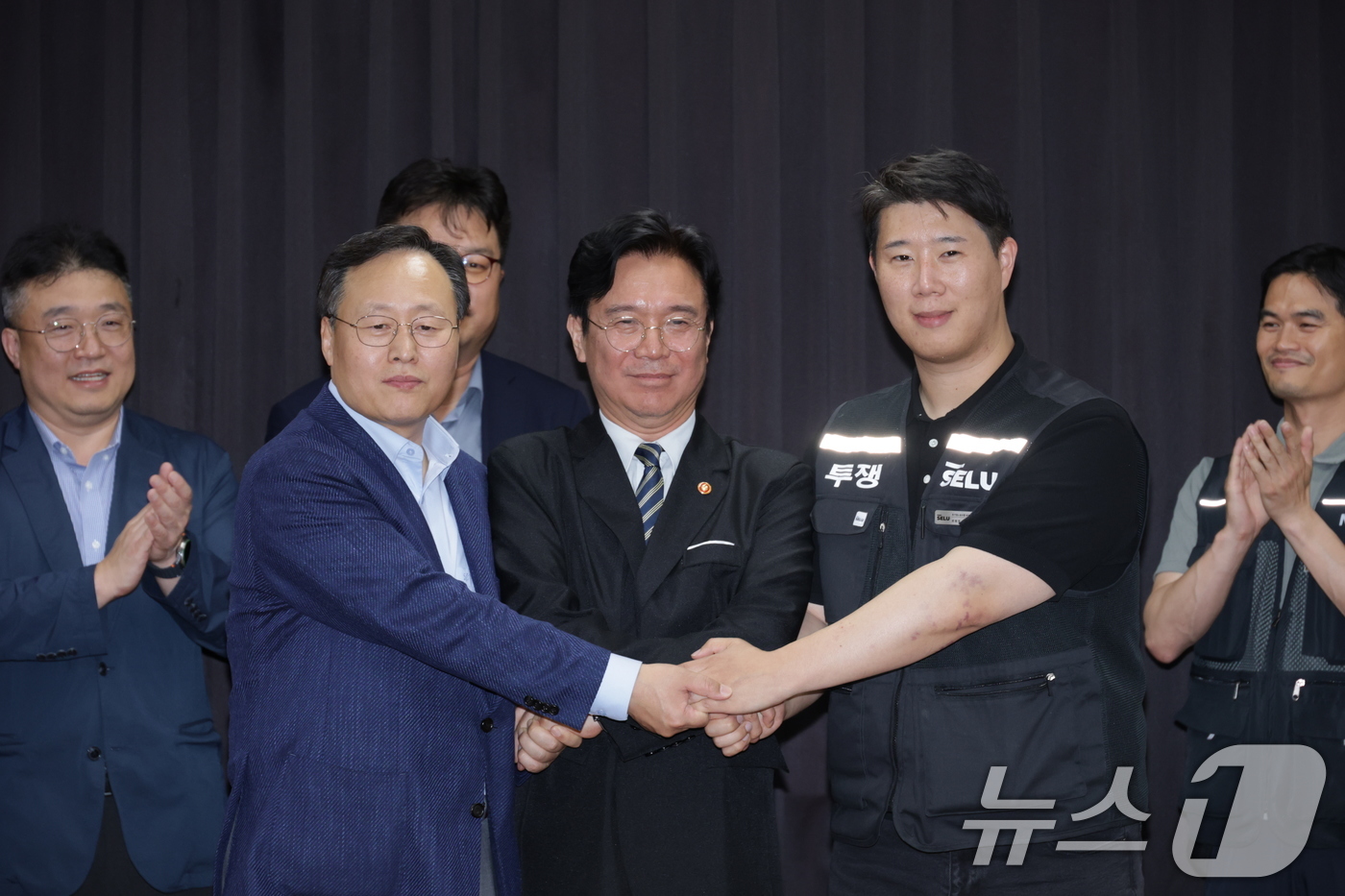 (수원=뉴스1) 김영운 기자 = 20일 경기도 수원시 장안구 경기고용노동청에서 열린 삼성전자 임금협상을 마친 후 여명구 삼성전자 DS(디바이스솔루션·반도체 사업 담당) 피플팀장과 …