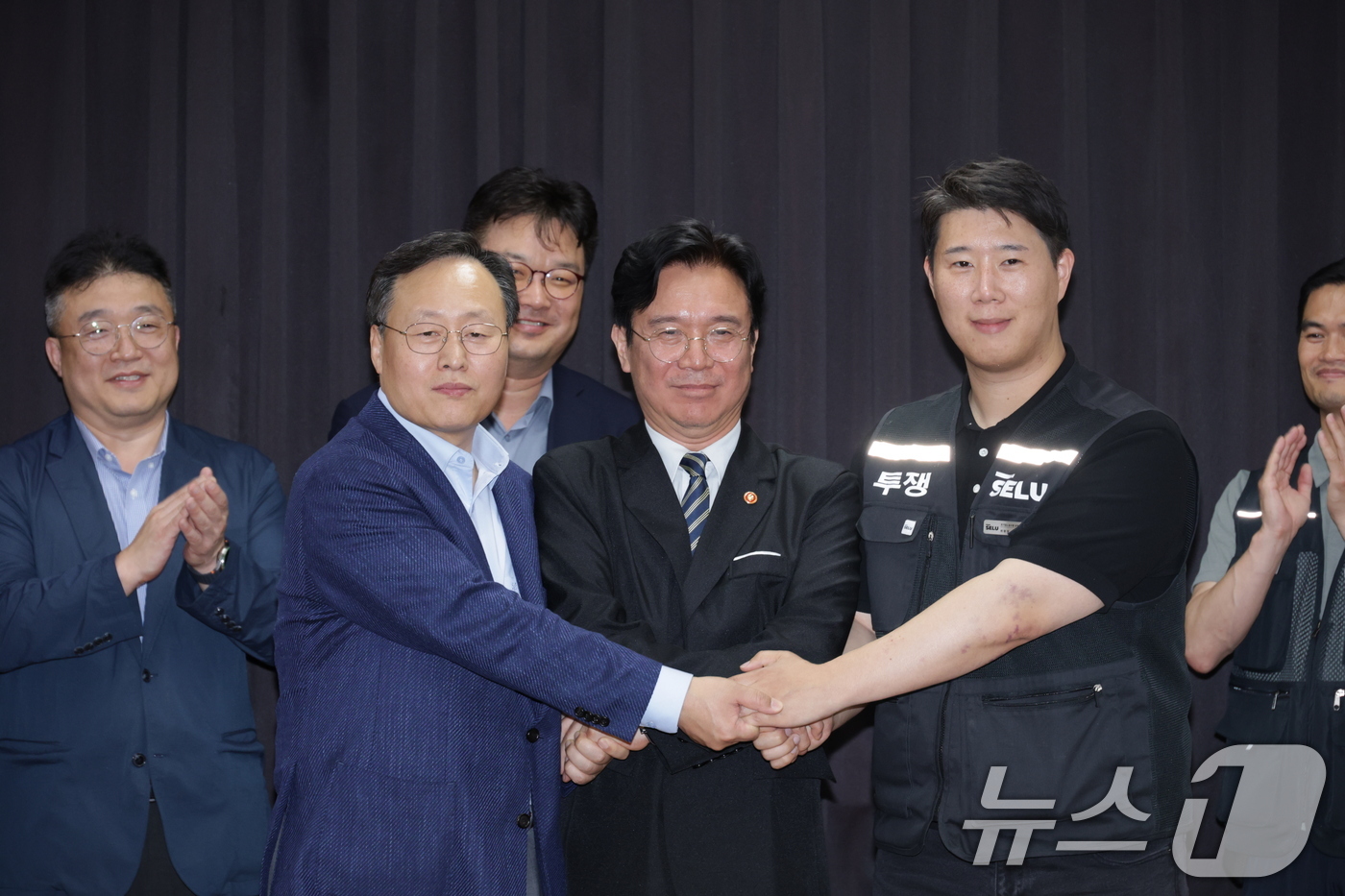 (수원=뉴스1) 김영운 기자 = 20일 경기도 수원시 장안구 경기고용노동청에서 열린 삼성전자 임금협상을 마친 후 여명구 삼성전자 DS(디바이스솔루션·반도체 사업 담당) 피플팀장과 …