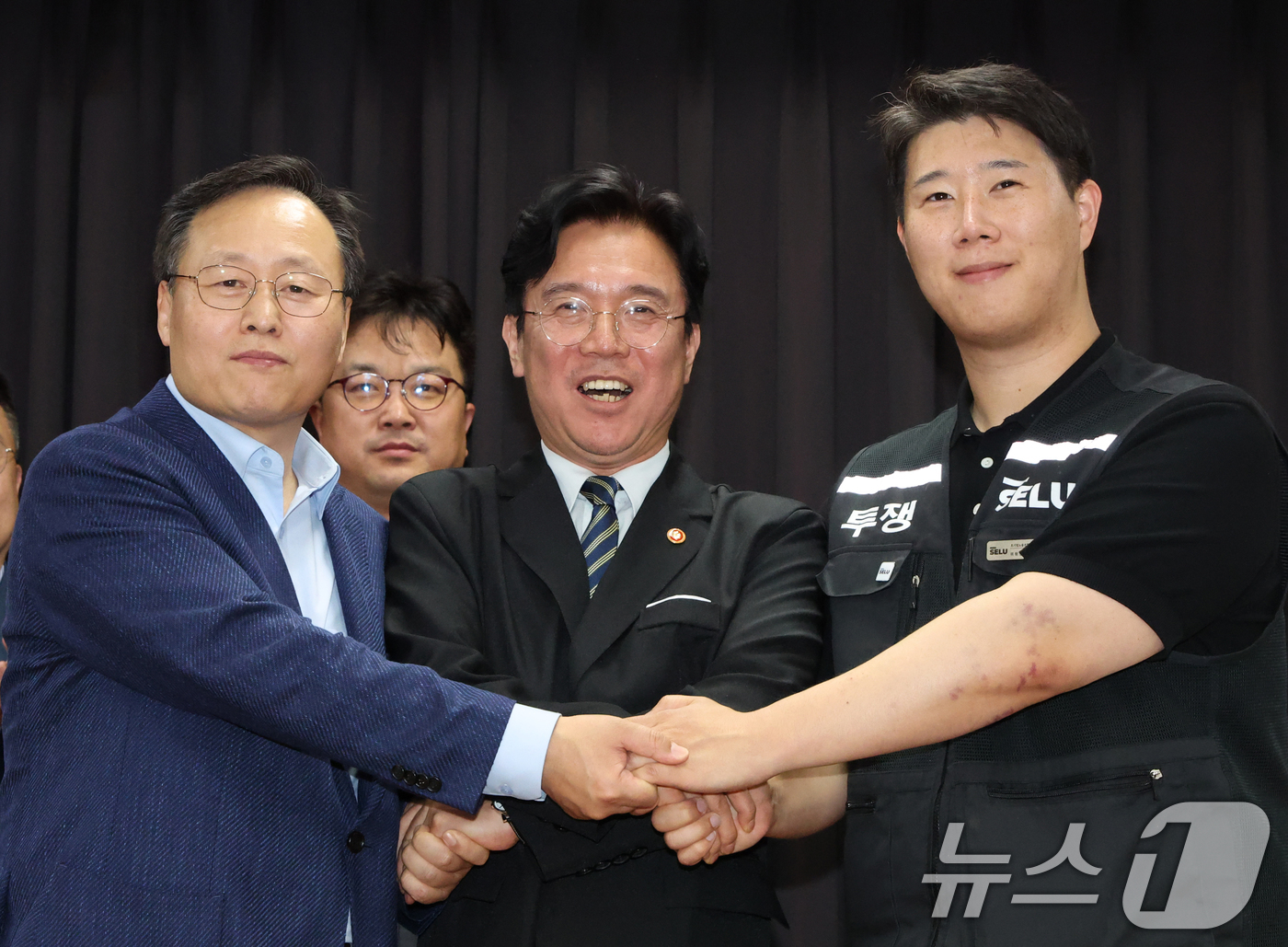 (수원=뉴스1) 김영운 기자 = 20일 경기 수원시 장안구 경기고용노동청에서 열린 삼성전자 임금협상을 마친 후 여명구 삼성전자 DS(디바이스솔루션·반도체 사업 담당) 피플팀장(왼쪽 …