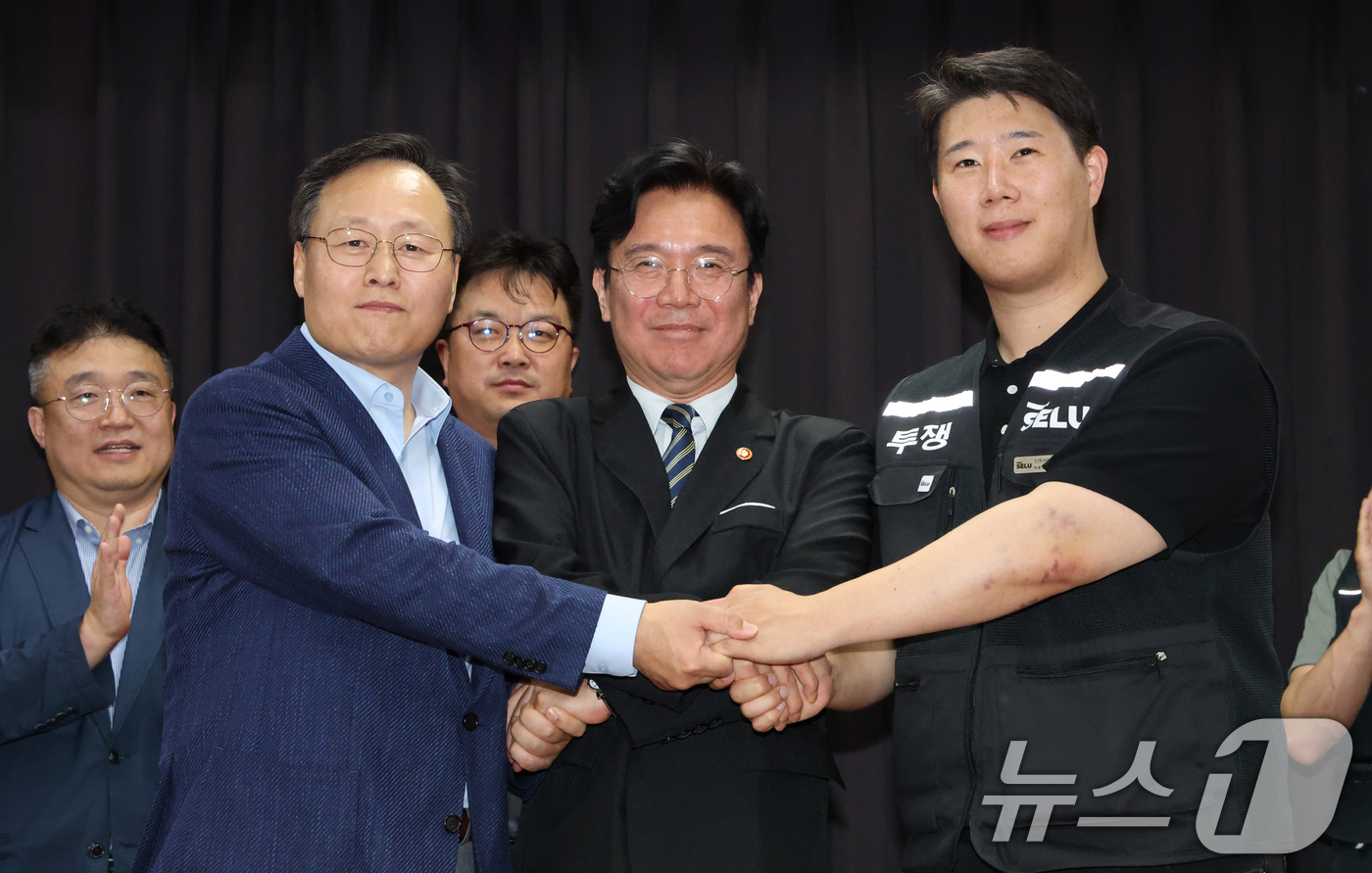 (수원=뉴스1) 김영운 기자 = 20일 경기 수원시 장안구 경기고용노동청에서 열린 삼성전자 임금협상을 마친 후 여명구 삼성전자 DS(디바이스솔루션·반도체 사업 담당) 피플팀장(왼쪽 …
