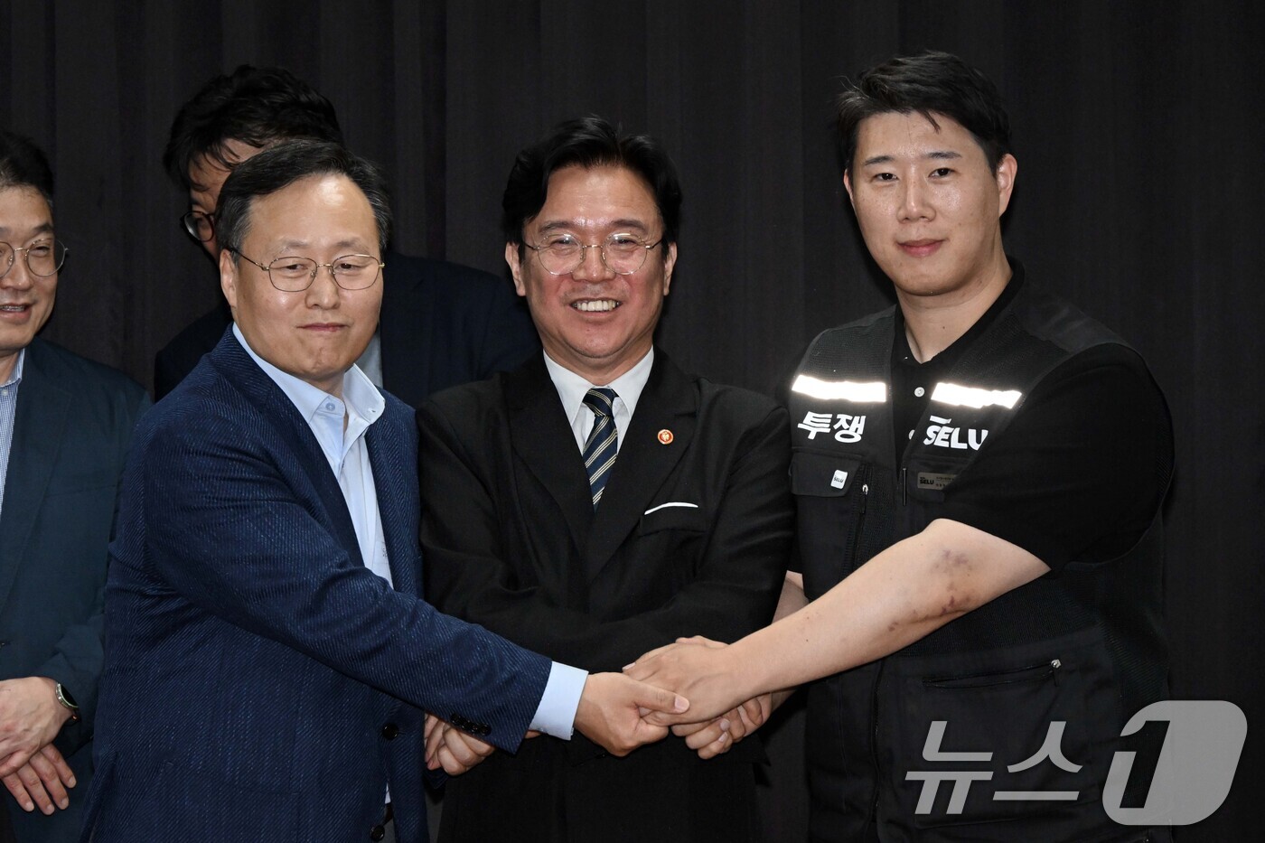 (수원=뉴스1) 김영운 기자 = 20일 경기도 수원시 장안구 경기고용노동청에서 열린 삼성전자 임금협상을 마친 후 여명구 삼성전자 DS(디바이스솔루션·반도체 사업 담당) 피플팀장과 …
