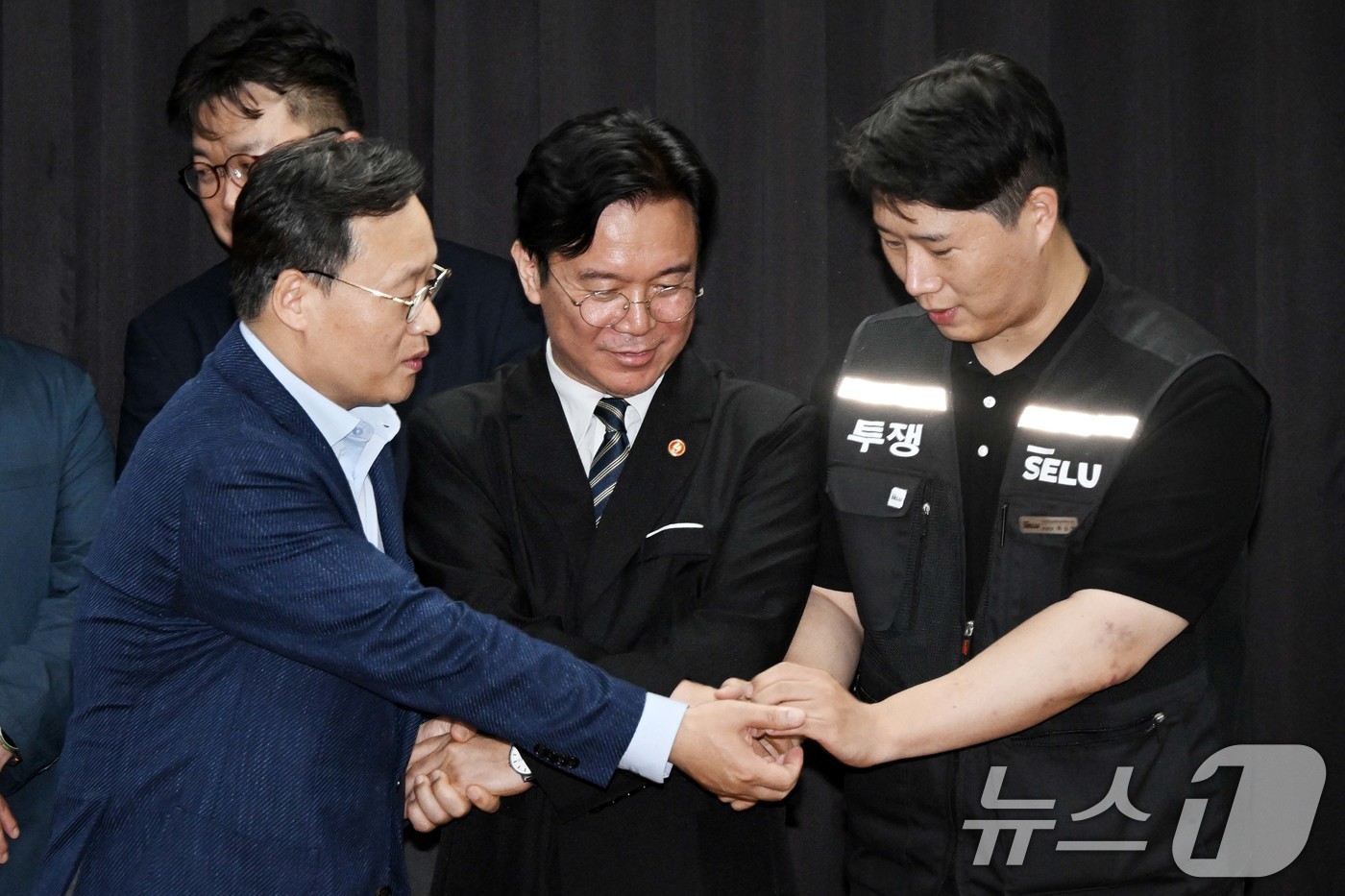 (수원=뉴스1) 김영운 기자 = 20일 경기도 수원시 장안구 경기고용노동청에서 열린 삼성전자 임금협상을 마친 후 여명구 삼성전자 DS(디바이스솔루션·반도체 사업 담당) 피플팀장과 …