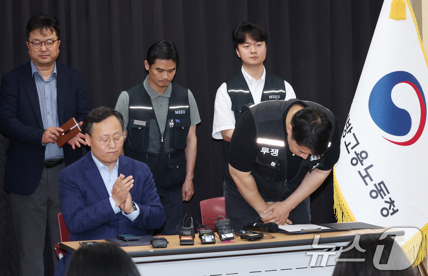 (수원=뉴스1) 김영운 기자 = 최승호 삼성그룹 초기업노동조합 삼성전자지부 위원장이 20일 경기 수원시 장안구 경기고용노동청에서 열린 삼성전자 임금협상을 마친 후 고개 숙여 인사를 …