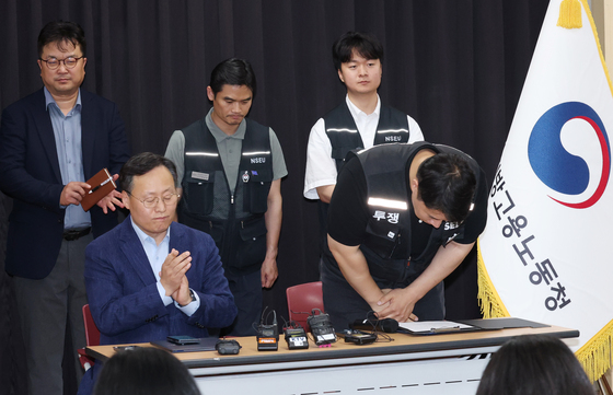 고개 숙여 인사하는 최승호 위원장