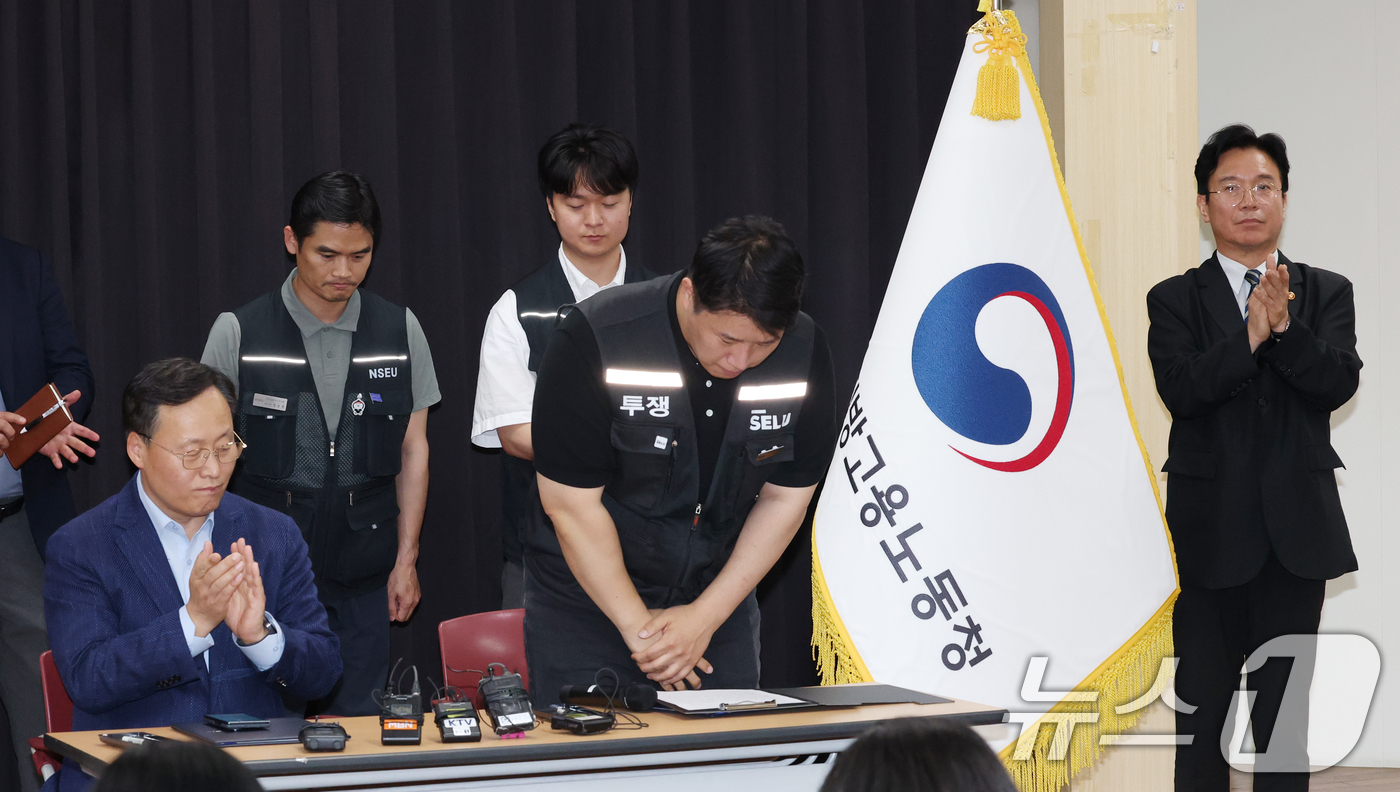 (수원=뉴스1) 김영운 기자 = 최승호 삼성그룹 초기업노동조합 삼성전자지부 위원장이 20일 경기 수원시 장안구 경기고용노동청에서 열린 삼성전자 임금협상을 마친 후 고개 숙여 인사를 …