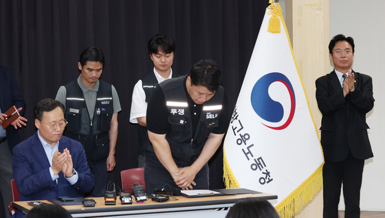 고개 숙여 인사하는 최승호 위원장