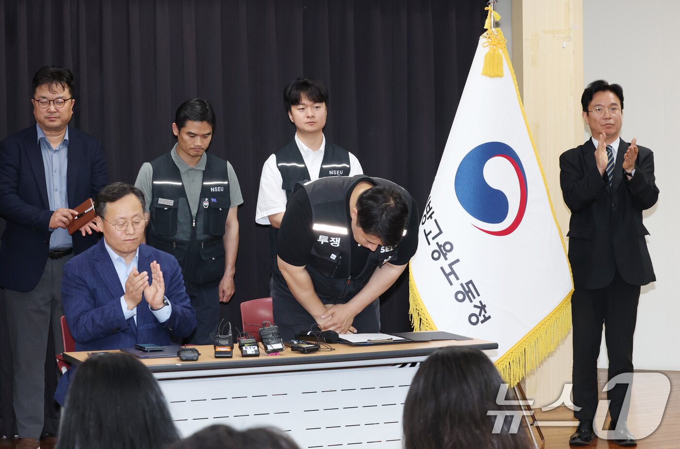 본문 이미지 - 최승호 삼성그룹 초기업노동조합 삼성전자지부 위원장이 20일 경기 수원시 장안구 경기고용노동청에서 열린 삼성전자 임금협상을 마친 후 고개 숙여 인사를 하고 있다. 2026.5.20 ⓒ 뉴스1 김영운 기자