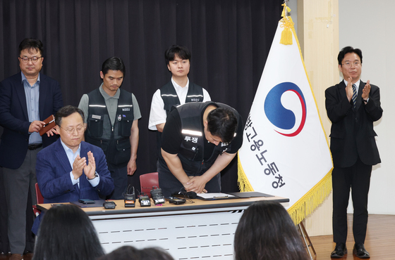 고개 숙여 인사하는 최승호 위원장