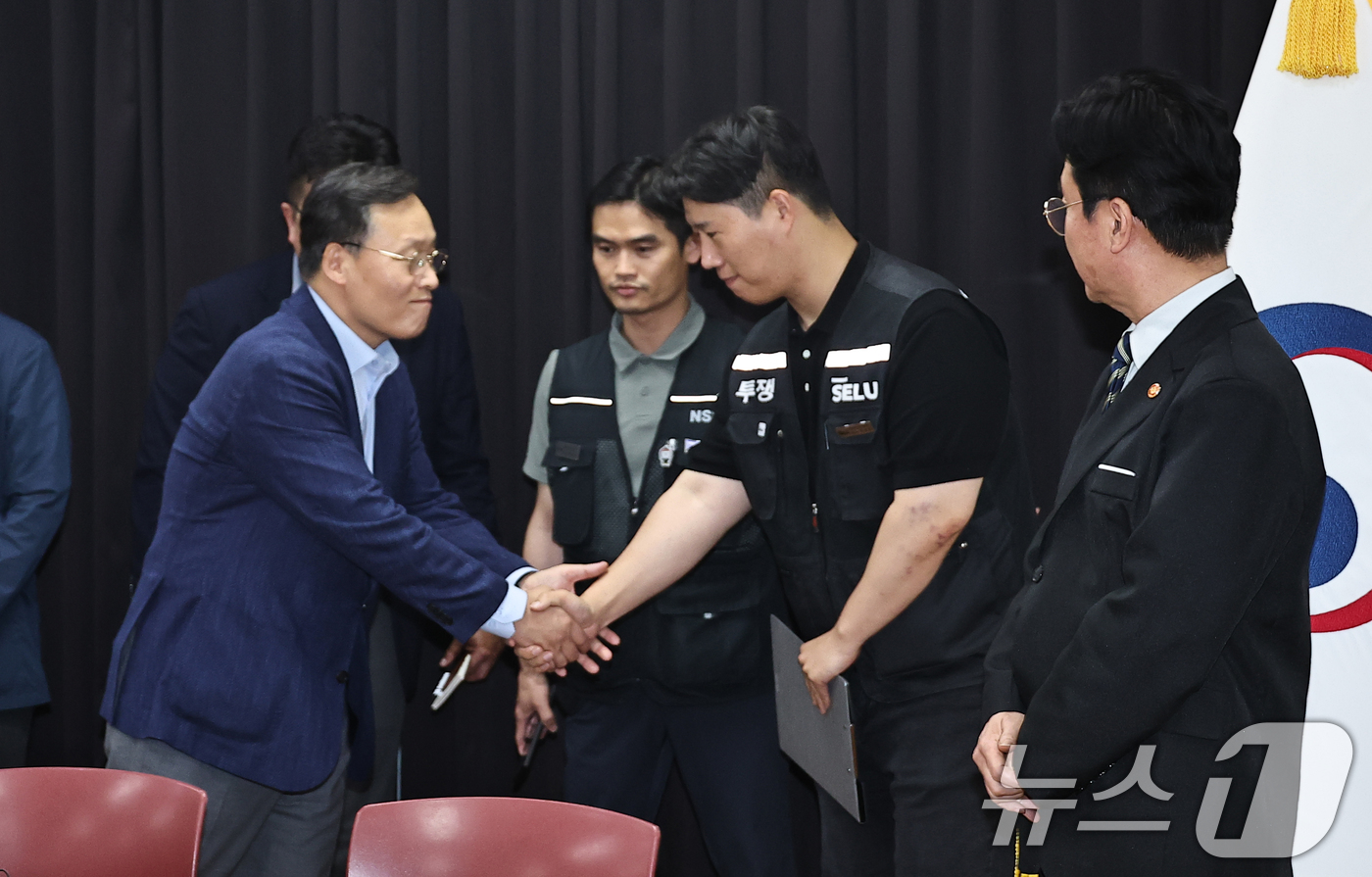 (수원=뉴스1) 김영운 기자 = 20일 경기 수원시 장안구 경기고용노동청에서 열린 삼성전자 임금협상을 마친 후 여명구 삼성전자 DS(디바이스솔루션·반도체 사업 담당) 피플팀장과 최 …