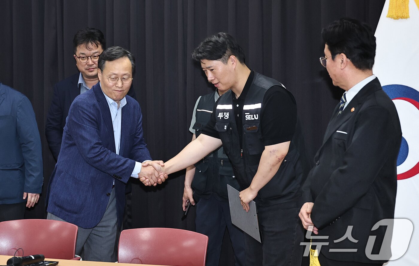 본문 이미지 - 20일 경기 수원시 장안구 경기고용노동청에서 열린 삼성전자 임금협상을 마친 후 여명구 삼성전자 DS(디바이스솔루션·반도체 사업 담당) 피플팀장과 최승호 삼성그룹 초기업노동조합 삼성전자지부 위원장이 악수를 하고 있다. (공동취재) 2026.5.20 ⓒ 뉴스1 김영운 기자