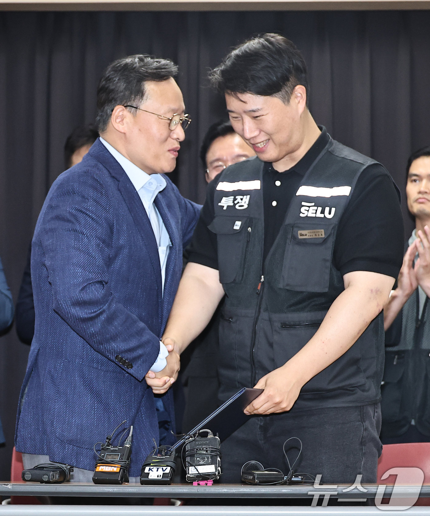 (수원=뉴스1) 김영운 기자 = 20일 경기 수원시 장안구 경기고용노동청에서 열린 삼성전자 임금협상을 마친 후 여명구 삼성전자 DS(디바이스솔루션·반도체 사업 담당) 피플팀장과 최 …