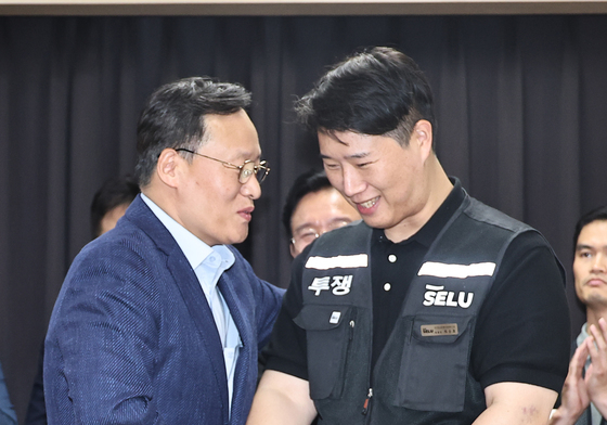 밝은 표정의 노사