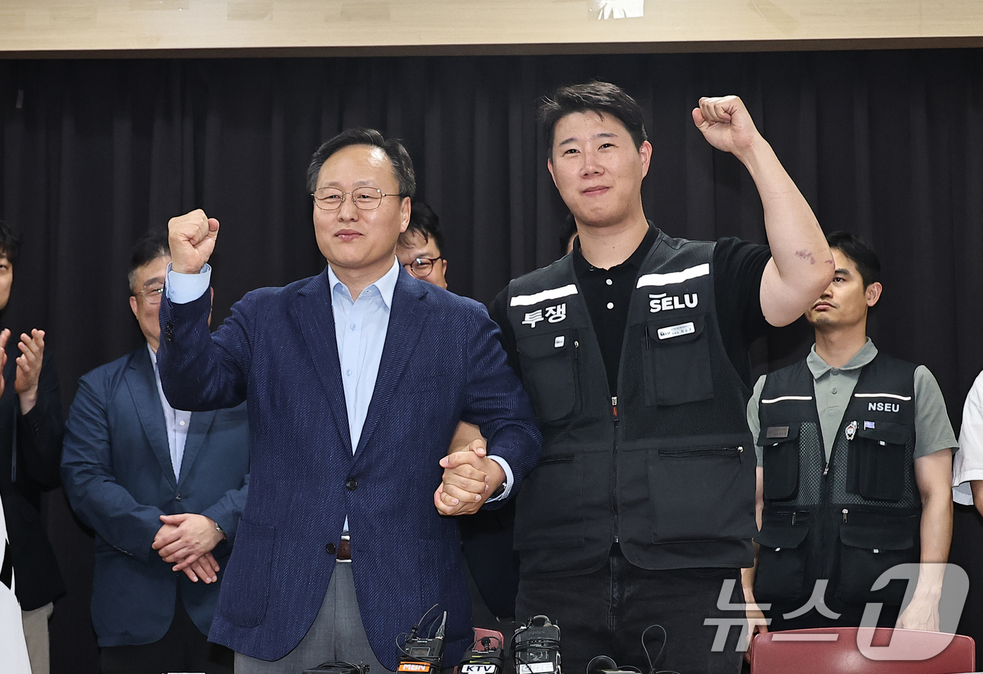 (수원=뉴스1) 김영운 기자 = 20일 경기 수원시 장안구 경기고용노동청에서 열린 삼성전자 임금협상을 마친 후 여명구 삼성전자 DS(디바이스솔루션·반도체 사업 담당) 피플팀장과 최 …