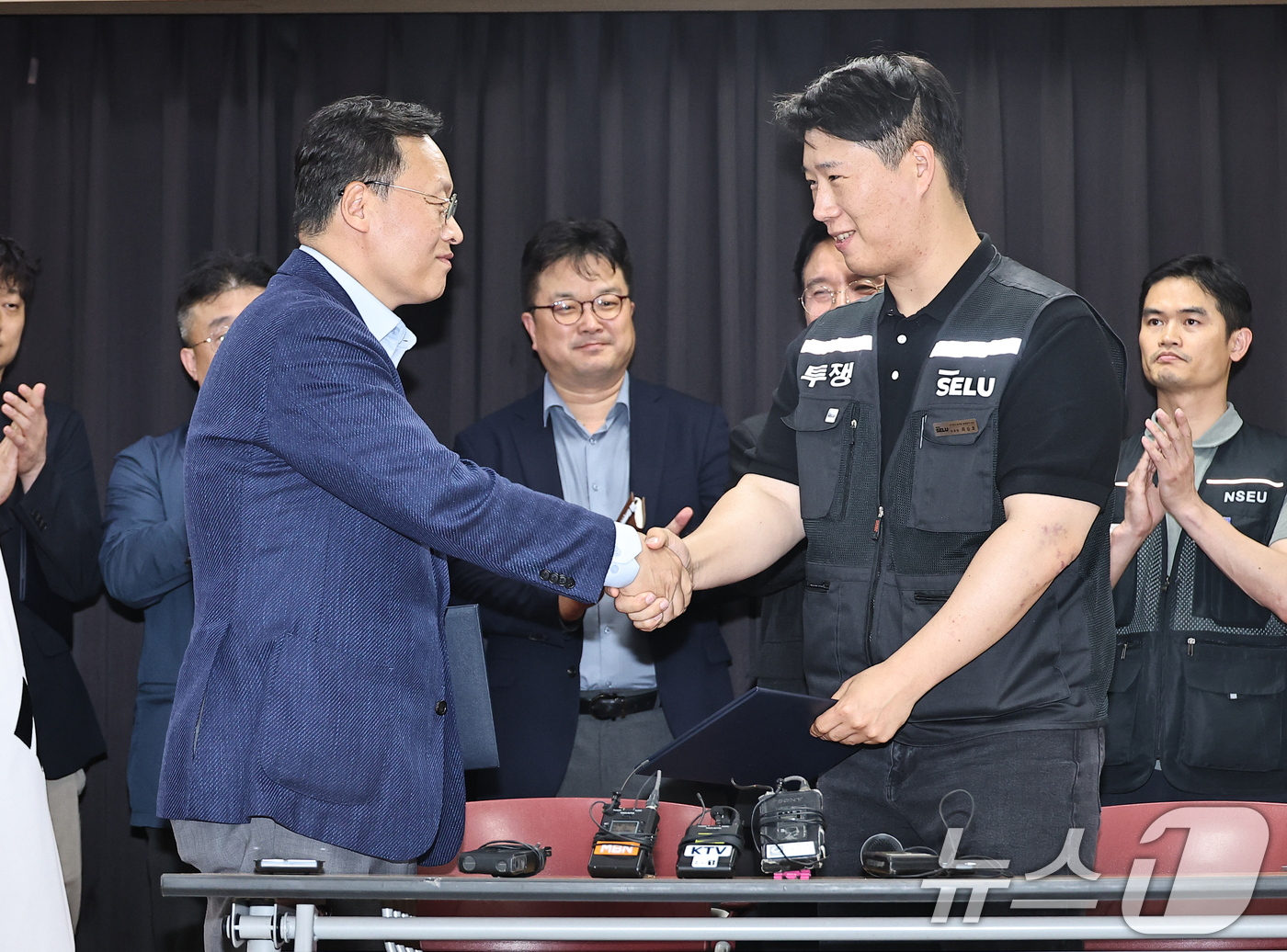 (수원=뉴스1) 김영운 기자 = 20일 경기 수원시 장안구 경기고용노동청에서 열린 삼성전자 임금협상을 마친 후 여명구 삼성전자 DS(디바이스솔루션·반도체 사업 담당) 피플팀장과 최 …