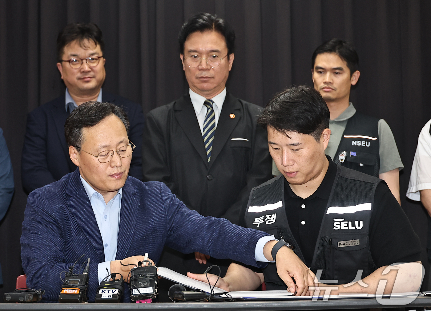 (수원=뉴스1) 김영운 기자 = 20일 경기 수원시 장안구 경기고용노동청에서 열린 삼성전자 임금협상을 마친 후 여명구 삼성전자 DS(디바이스솔루션·반도체 사업 담당) 피플팀장과 최 …