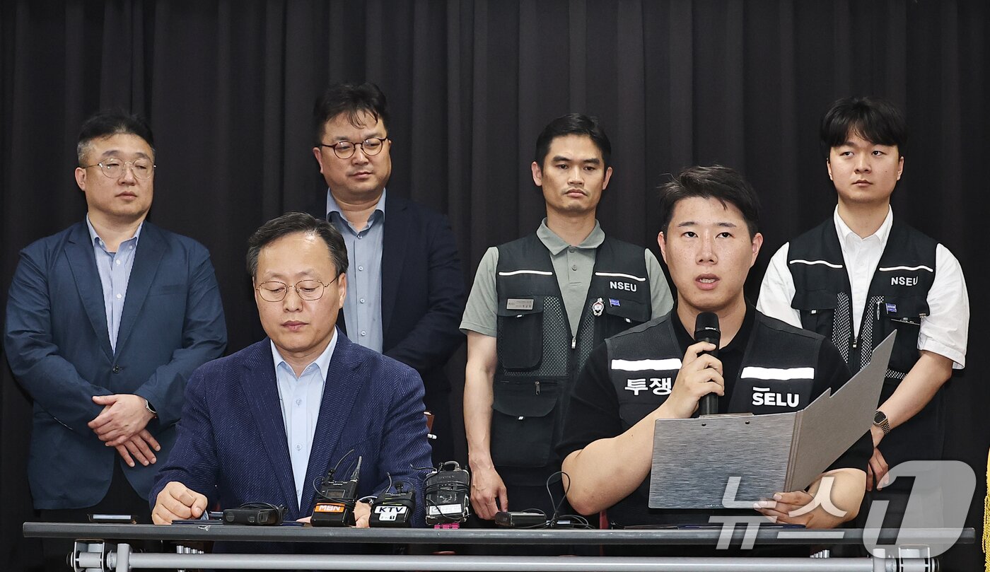 본문 이미지 - 최승호 삼성그룹 초기업노동조합 삼성전자지부 위원장이 20일 경기 수원시 장안구 경기고용노동청에서 열린 삼성전자 임금협상을 마친 후 발언을 하고 있다. (공동취재) 2026.5.20 ⓒ 뉴스1 김영운 기자