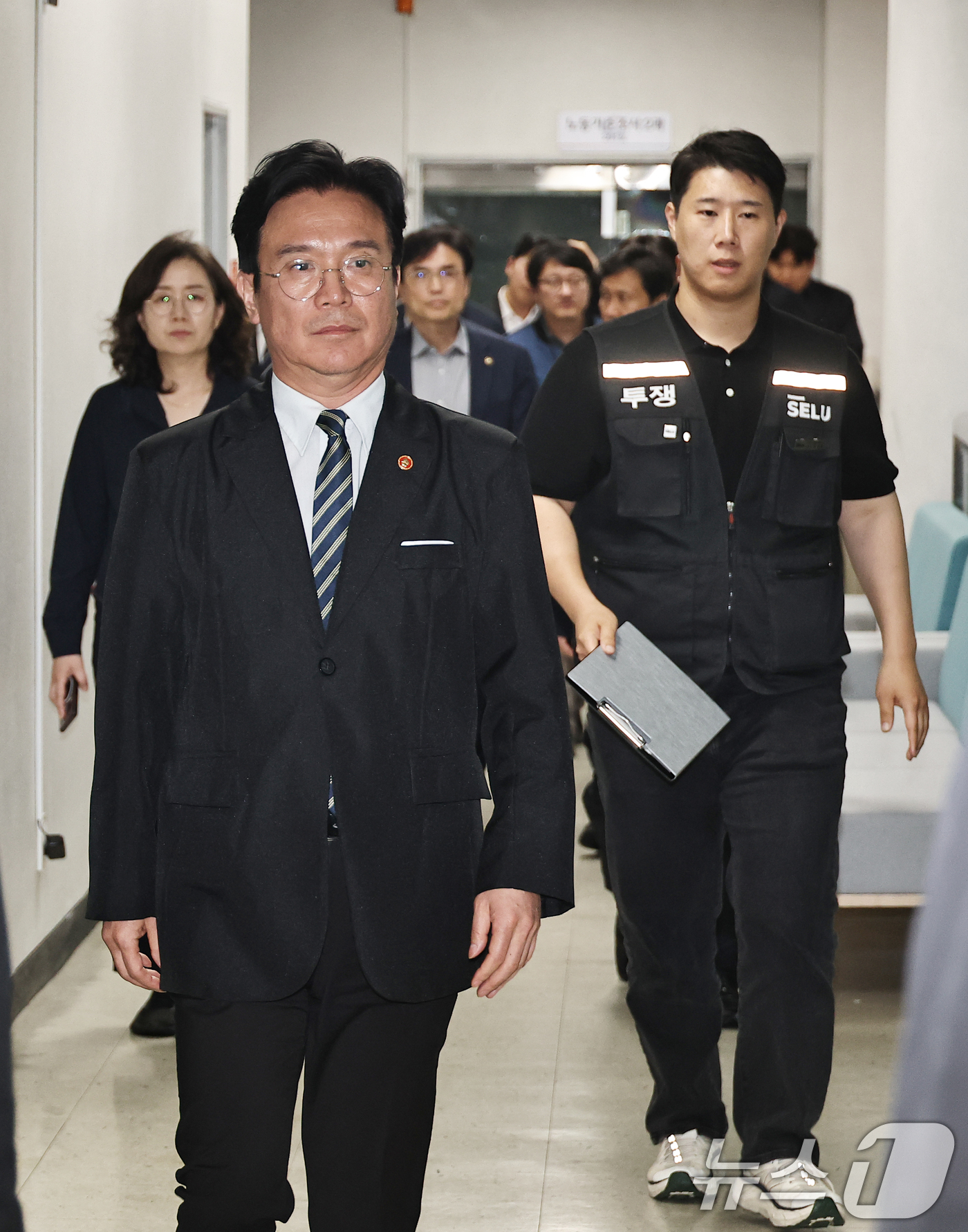 (수원=뉴스1) 김영운 기자 = 김영훈 고용노동주 방관과 최승호 삼성그룹 초기업노동조합 삼성전자지부 위원장이 20일 경기 수원시 장안구 경기고용노동청에서 열린 삼성전자 임금협상을 …