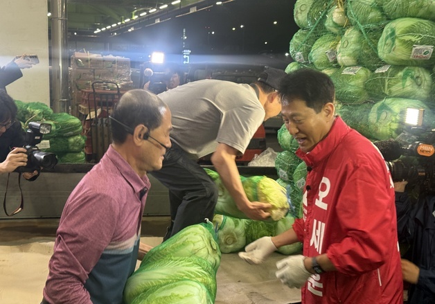 오세훈, 선거운동 첫 일정으로 가락시장…"땀 흘리는 분들 존중받는 서울"