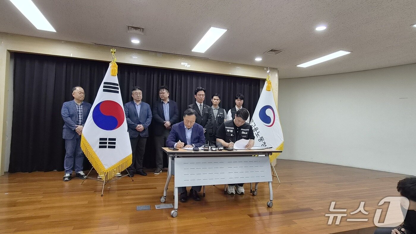 본문 이미지 - 여명구 삼성전자 DS(디바이스솔루션·반도체 사업 담당) 피플팀장(왼쪽부터)과 최승호 삼성그룹 초기업노동조합 삼성전자지부 위원장이 잠정 합의한에 서명을 하고 있다. 2026. 5. 20/뉴스1 김진희 기자