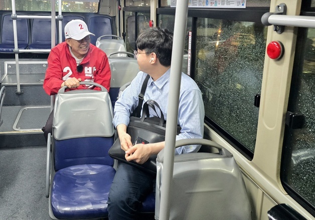 "오늘도 고생 많으셨습니다"…박형준, 부산 심야버스서 첫 선거운동