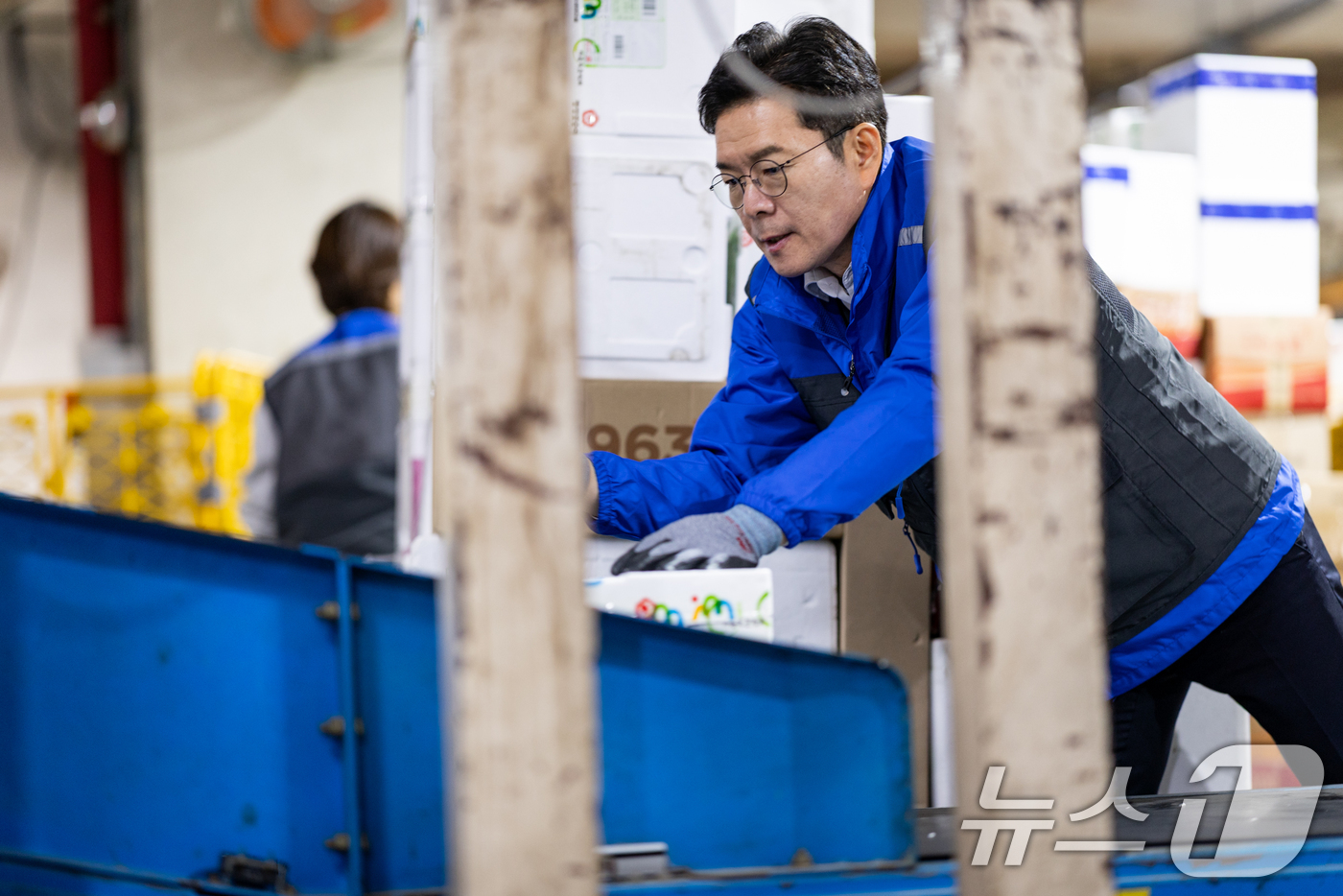 (서울=뉴스1) = 6·3 지방선거 공식 선거운동이 시작된 21일 자정 정원오 더불어민주당 서울시장 후보가 서울 광진구 동서울우편집중국을 찾아 택배 업무를 체험하고 있다. (정원오 …
