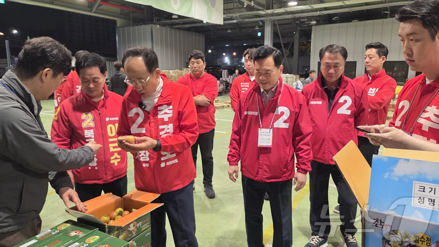 (대구=뉴스1) 이성덕 기자 = 6·3 지방선거 공식 선거운동 첫날인 21일 추경호 국민의힘 대구시장 후보가 북구 매천동 농수산물도매시장을 찾아 상인들과 이야기를 나누고 있다. 2 …