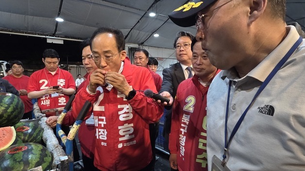 추경호, 도매시장서 수박 시식하며 민생 행보