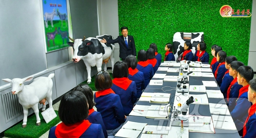 (평양 노동신문=뉴스1) = 북한 노동당 기관지 노동신문은 21일 "사회주의농촌건설과 축산업발전의 새로운 본보기로 일떠선 평안북도농촌경리위원회 삼광축산농장의 자랑 중의 또 하나의 …