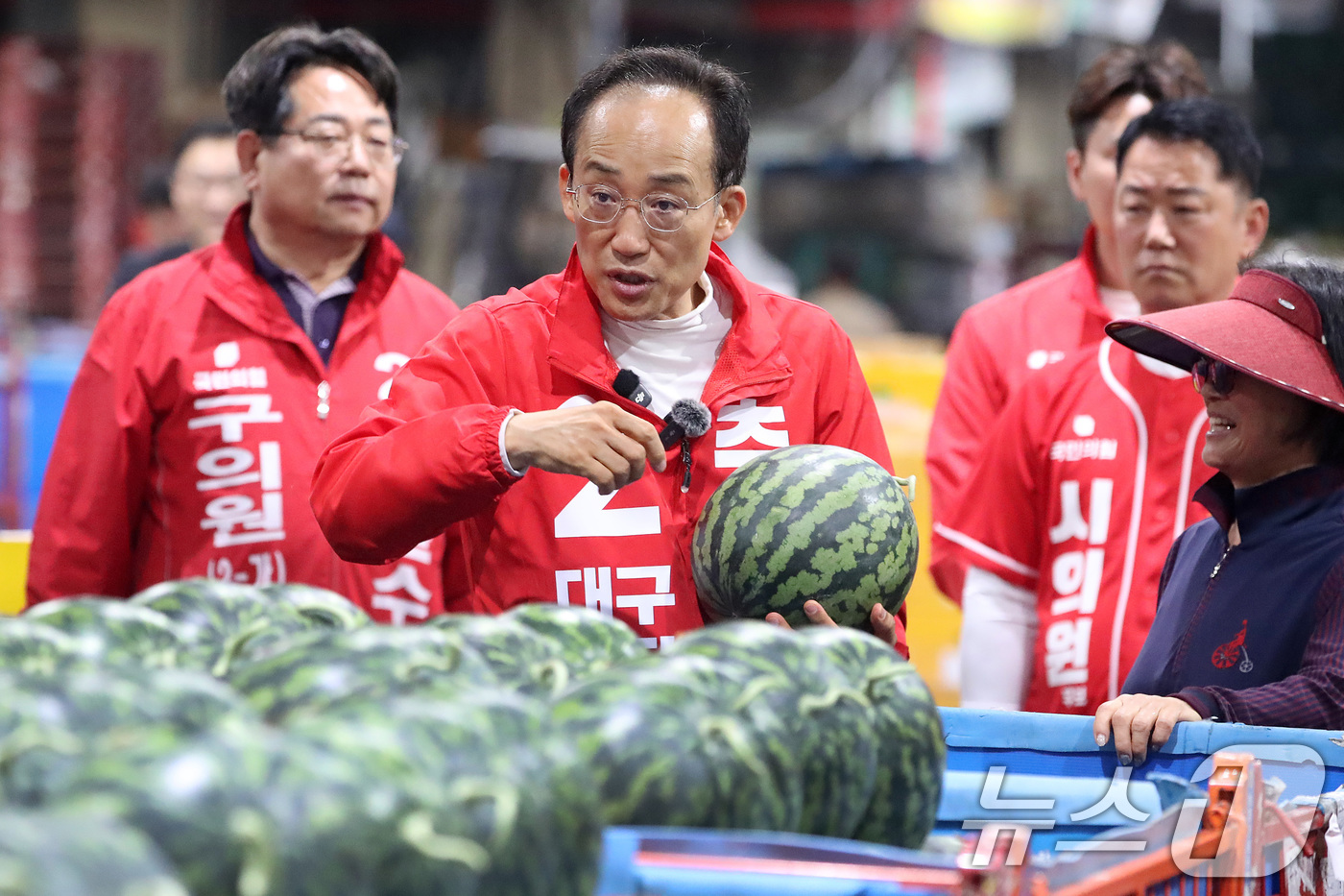 (대구=뉴스1) 공정식 기자 = 6·3 지방선거 공식 선거운동이 시작된 21일 오전 추경호 국민의힘 대구시장 후보가 첫 일정으로 대구 북구 대구농수산물도매시장을 찾아 수박을 살펴보 …