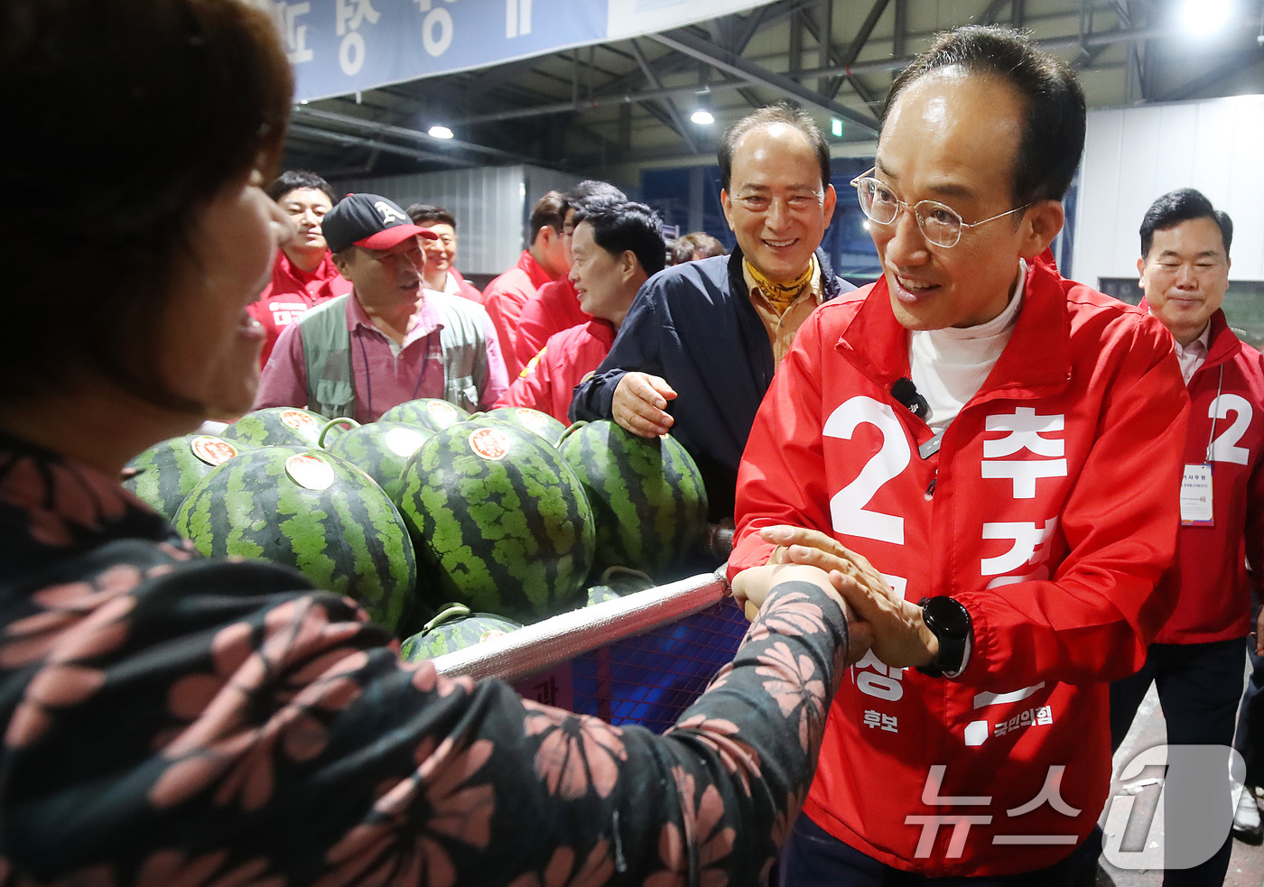 (대구=뉴스1) 공정식 기자 = 6·3 지방선거 공식 선거운동이 시작된 21일 오전 추경호 국민의힘 대구시장 후보가 첫 일정으로 대구 북구 대구농수산물도매시장을 찾아 경매를 준비하 …