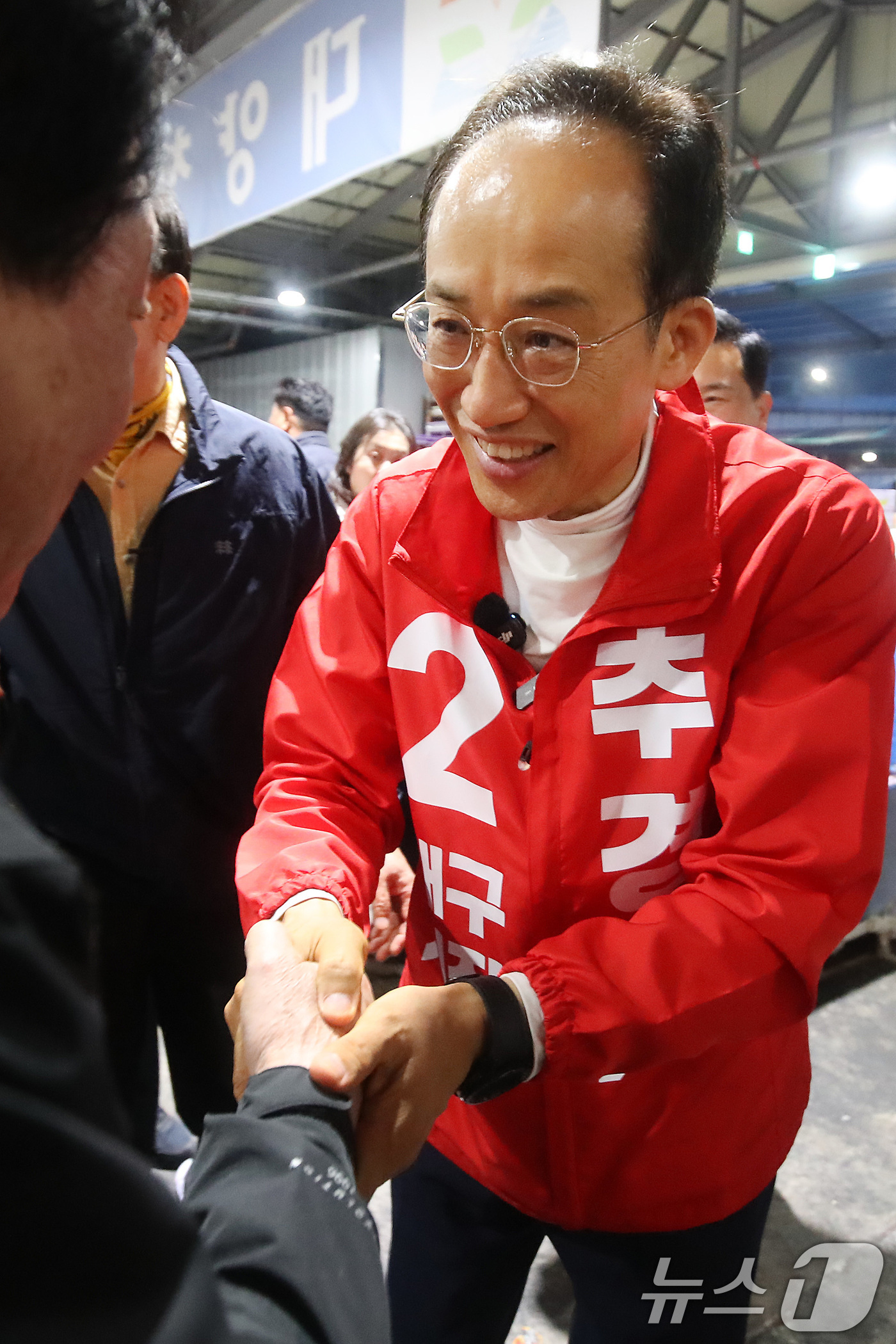 (대구=뉴스1) 공정식 기자 = 6·3 지방선거 공식 선거운동이 시작된 21일 오전 추경호 국민의힘 대구시장 후보가 첫 일정으로 대구 북구 대구농수산물도매시장을 찾아 경매를 준비하 …