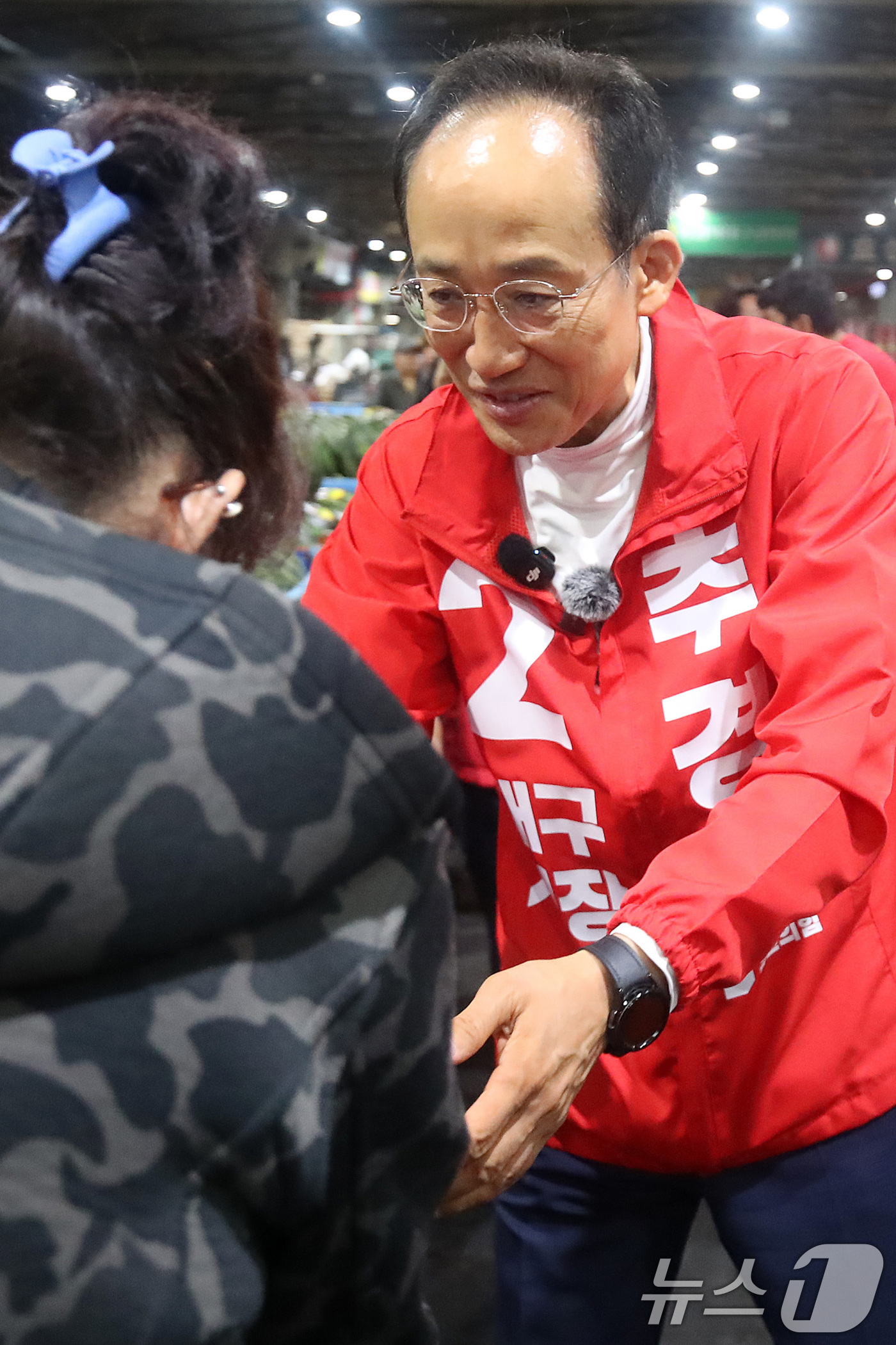 (대구=뉴스1) 공정식 기자 = 6·3 지방선거 공식 선거운동이 시작된 21일 오전 추경호 국민의힘 대구시장 후보가 첫 일정으로 대구 북구 대구농수산물도매시장을 찾아 경매를 준비하 …