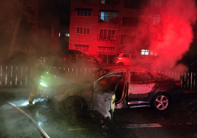 서산 도로서 주차된 승용차에 불 나 전소…인명피해 없어