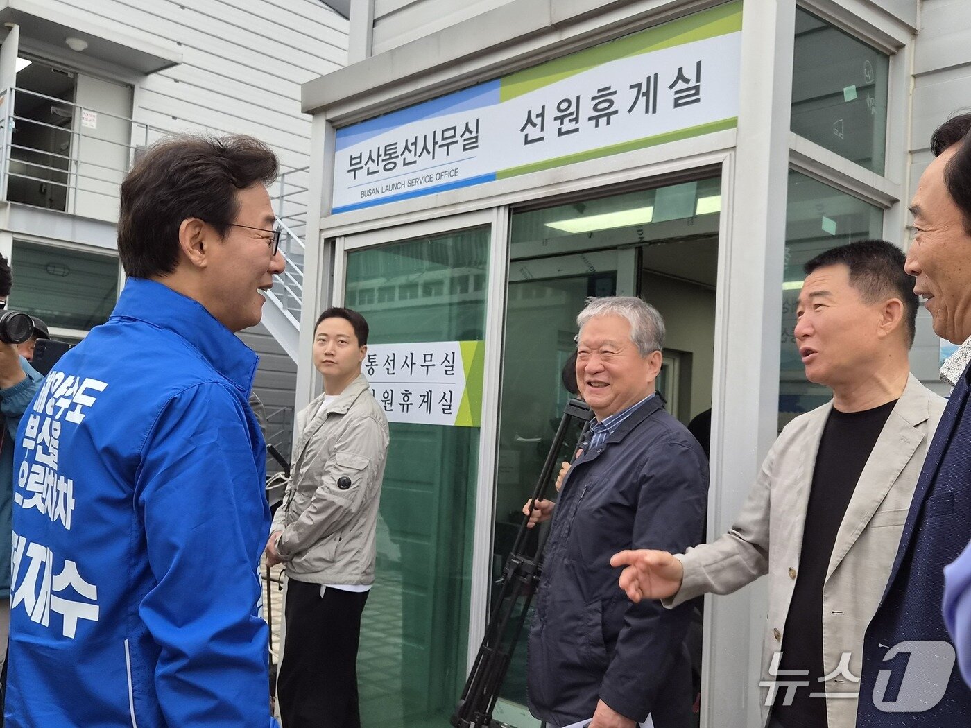 본문 이미지 - 전재수 더불어민주당 부산시장 후보가 21일 오전 6시 50분 부산항 연안여객터미널을 찾아 통선(항만 운송선) 선장 등 항만 연관 산업 종사자들과 간담회를 열고 본격적인 선거 운동에 돌입했다. 2026.5.21/뉴스1 ⓒ News1 임순택 기자
