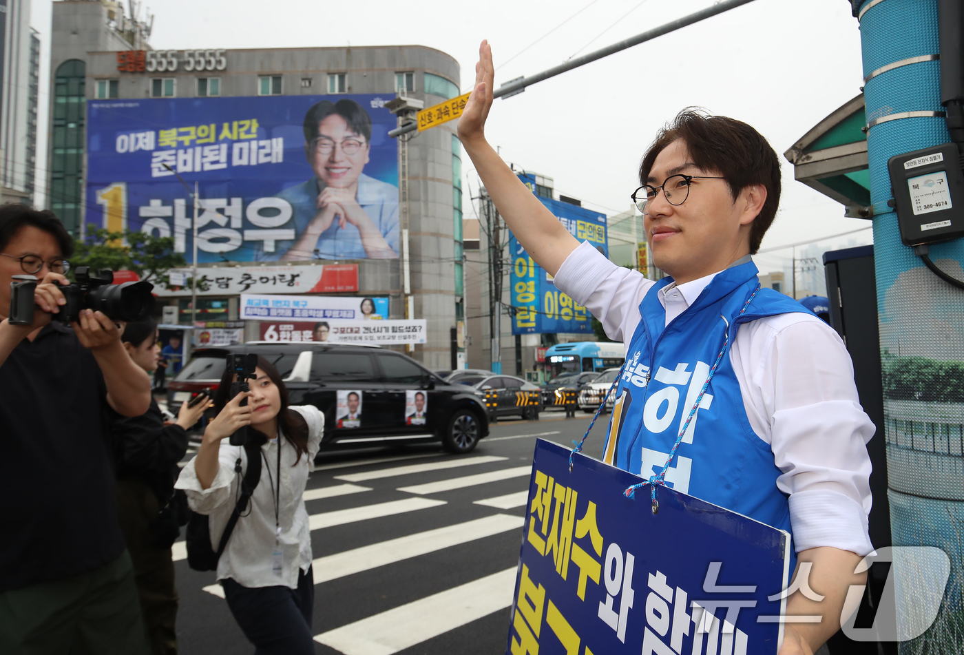 (부산=뉴스1) 윤일지 기자 = 하정우 더불어민주당 부산 북구갑 국회의원 보궐선거 후보가 6·3 지방선거 및 국회의원 재보궐선거 공식 선거운동 첫날인 21일 오전 부산 북구 구포대 …