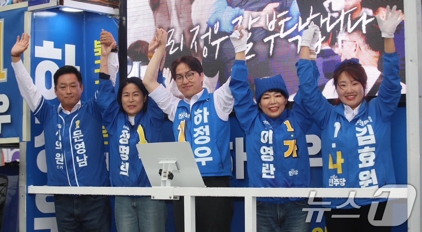 (부산=뉴스1) 윤일지 기자 = 하정우 더불어민주당 부산 북구갑 국회의원 보궐선거 후보가 6·3 지방선거 및 국회의원 재보궐선거 공식 선거운동 첫날인 21일 오전 부산 북구 구포대 …