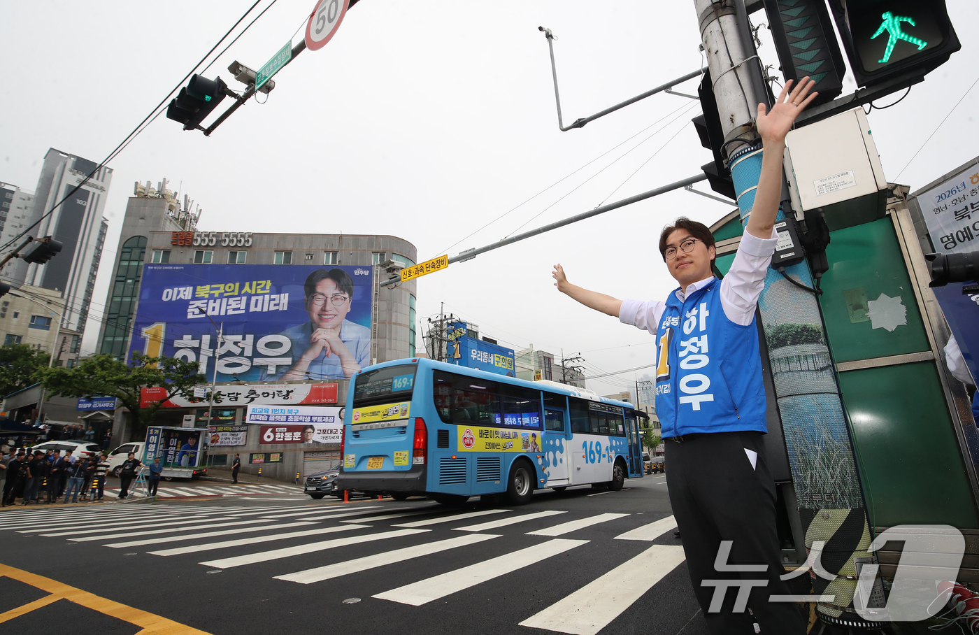 (부산=뉴스1) 윤일지 기자 = 하정우 더불어민주당 부산 북구갑 국회의원 보궐선거 후보가 6·3 지방선거 및 국회의원 재보궐선거 공식 선거운동 첫날인 21일 오전 부산 북구 구포대 …
