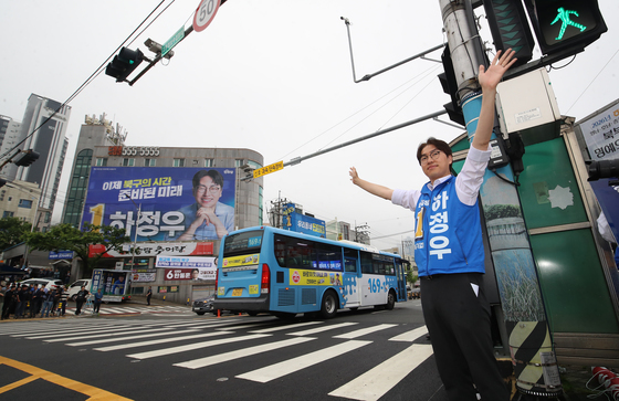 출근길 시민들에게 지지 호소하는 하정우 후보