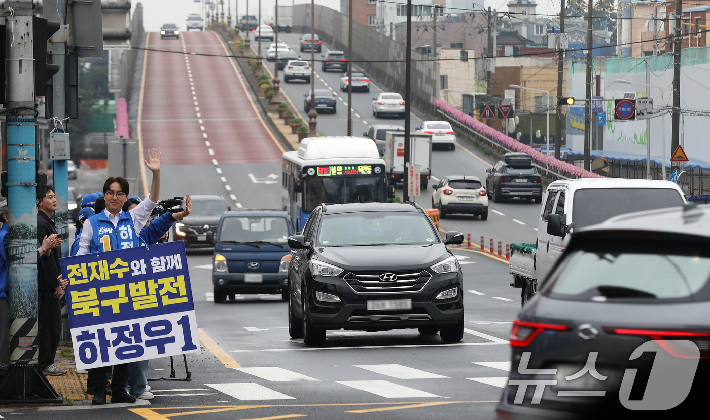 (부산=뉴스1) 윤일지 기자 = 하정우 더불어민주당 부산 북구갑 국회의원 보궐선거 후보가 6·3 지방선거 및 국회의원 재보궐선거 공식 선거운동 첫날인 21일 오전 부산 북구 구포대 …