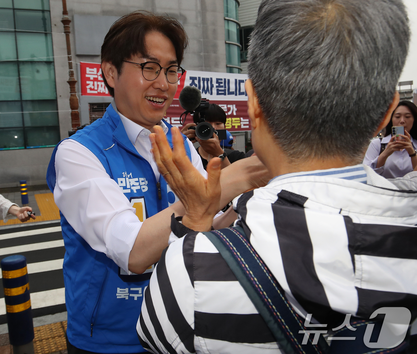 (부산=뉴스1) 윤일지 기자 = 하정우 더불어민주당 부산 북구갑 국회의원 보궐선거 후보가 6·3 지방선거 및 국회의원 재보궐선거 공식 선거운동 첫날인 21일 오전 부산 북구 구포대 …