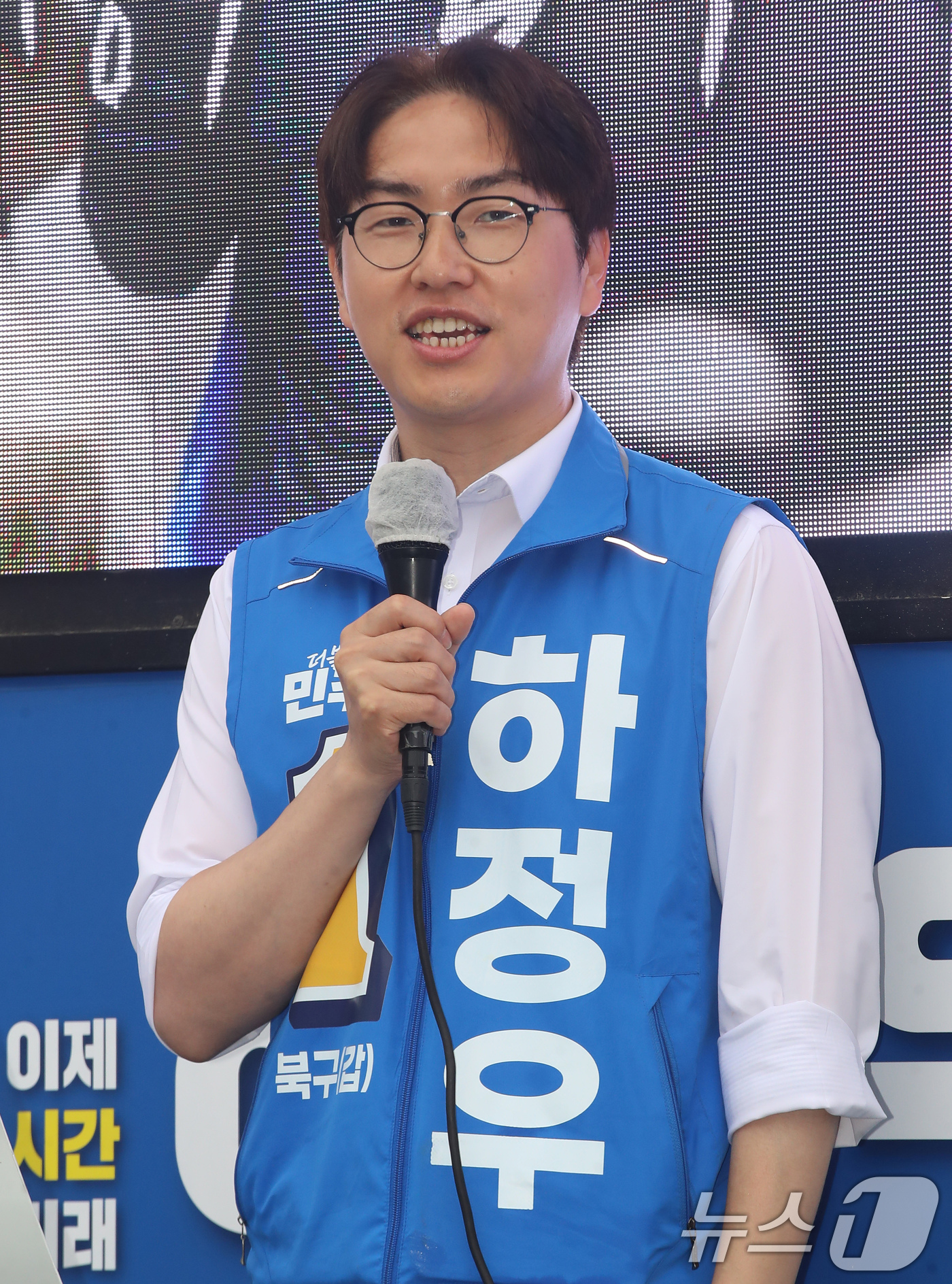 (부산=뉴스1) 윤일지 기자 = 하정우 더불어민주당 부산 북구갑 국회의원 보궐선거 후보가 6·3 지방선거 및 국회의원 재보궐선거 공식 선거운동 첫날인 21일 오전 부산 북구 구포대 …