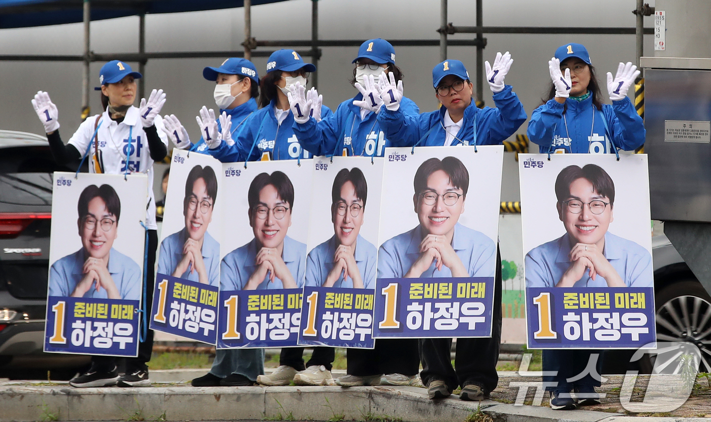 (부산=뉴스1) 윤일지 기자 = 하정우 더불어민주당 부산 북구갑 국회의원 보궐선거 후보 선거운동원들이 6·3 지방선거 및 국회의원 재보궐선거 공식 선거운동 첫날인 21일 오전 부산 …