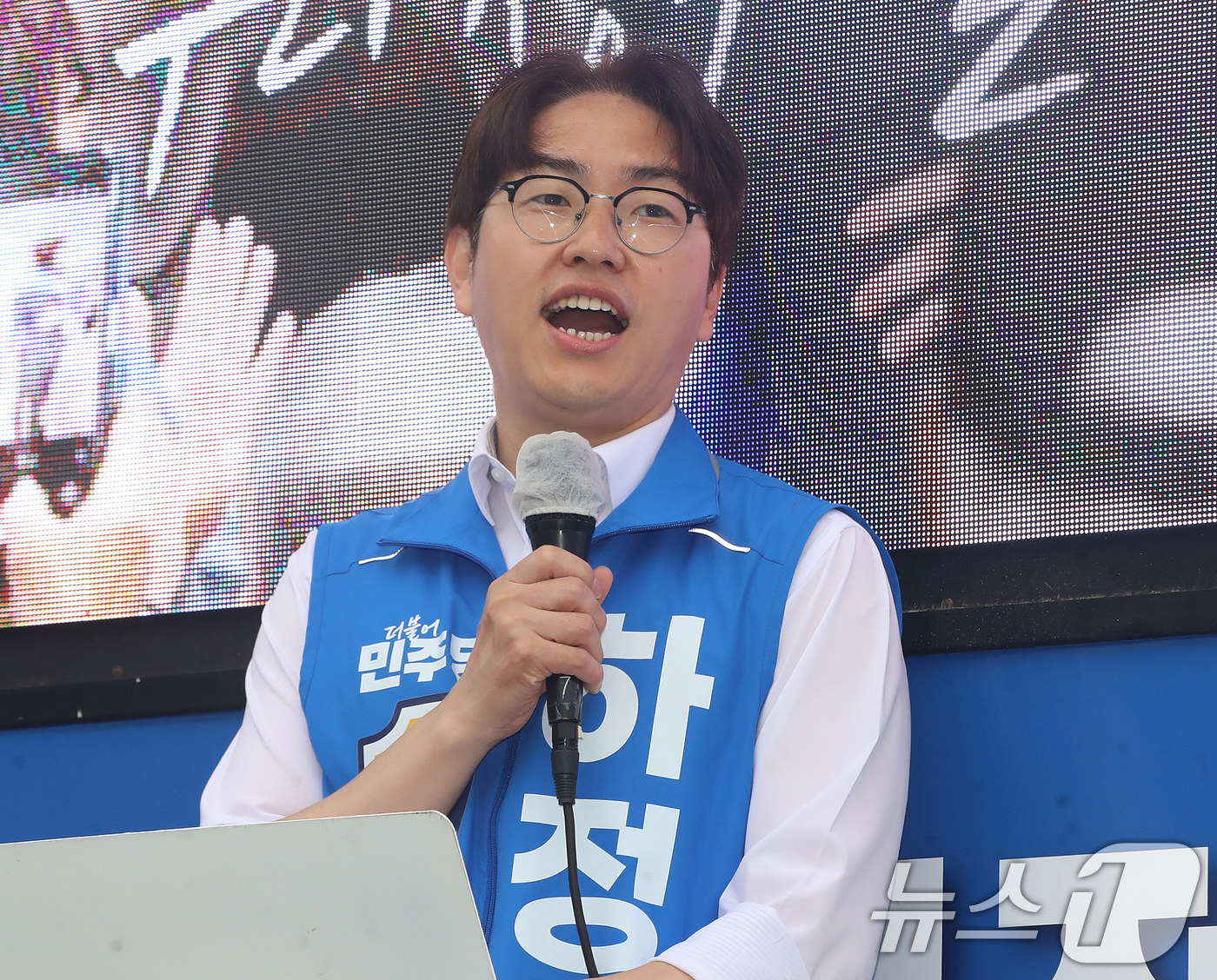 (부산=뉴스1) 윤일지 기자 = 하정우 더불어민주당 부산 북구갑 국회의원 보궐선거 후보가 6·3 지방선거 및 국회의원 재보궐선거 공식 선거운동 첫날인 21일 오전 부산 북구 구포대 …