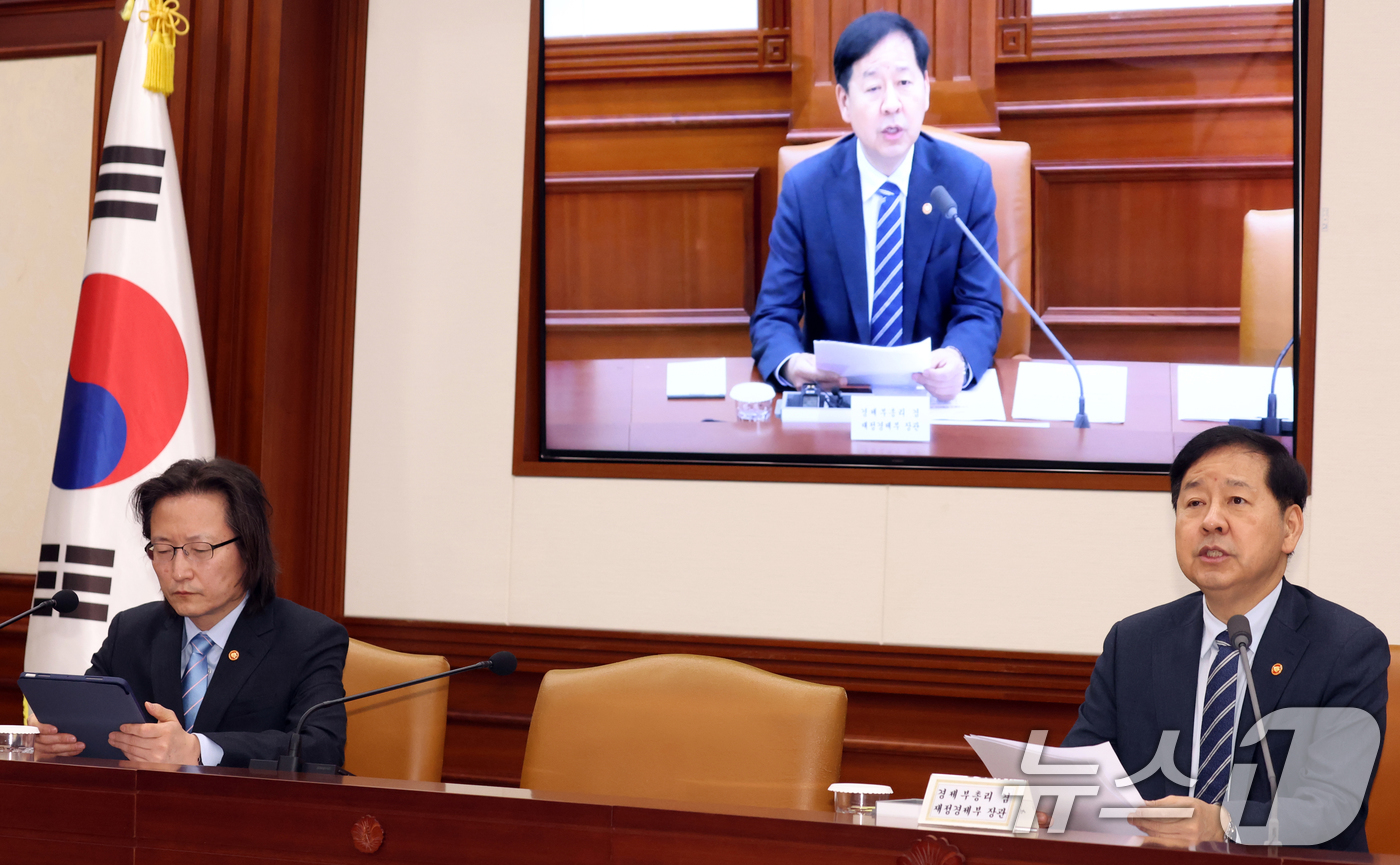 (서울=뉴스1) 김명섭 기자 = 구윤철 경제부총리 겸 재정경제부 장관이 21일 서울 종로구 세종대로 정부서울청사에서 열린 민생물가 특별관리 관계장관 TF 및 제 268차 대외경제장 …