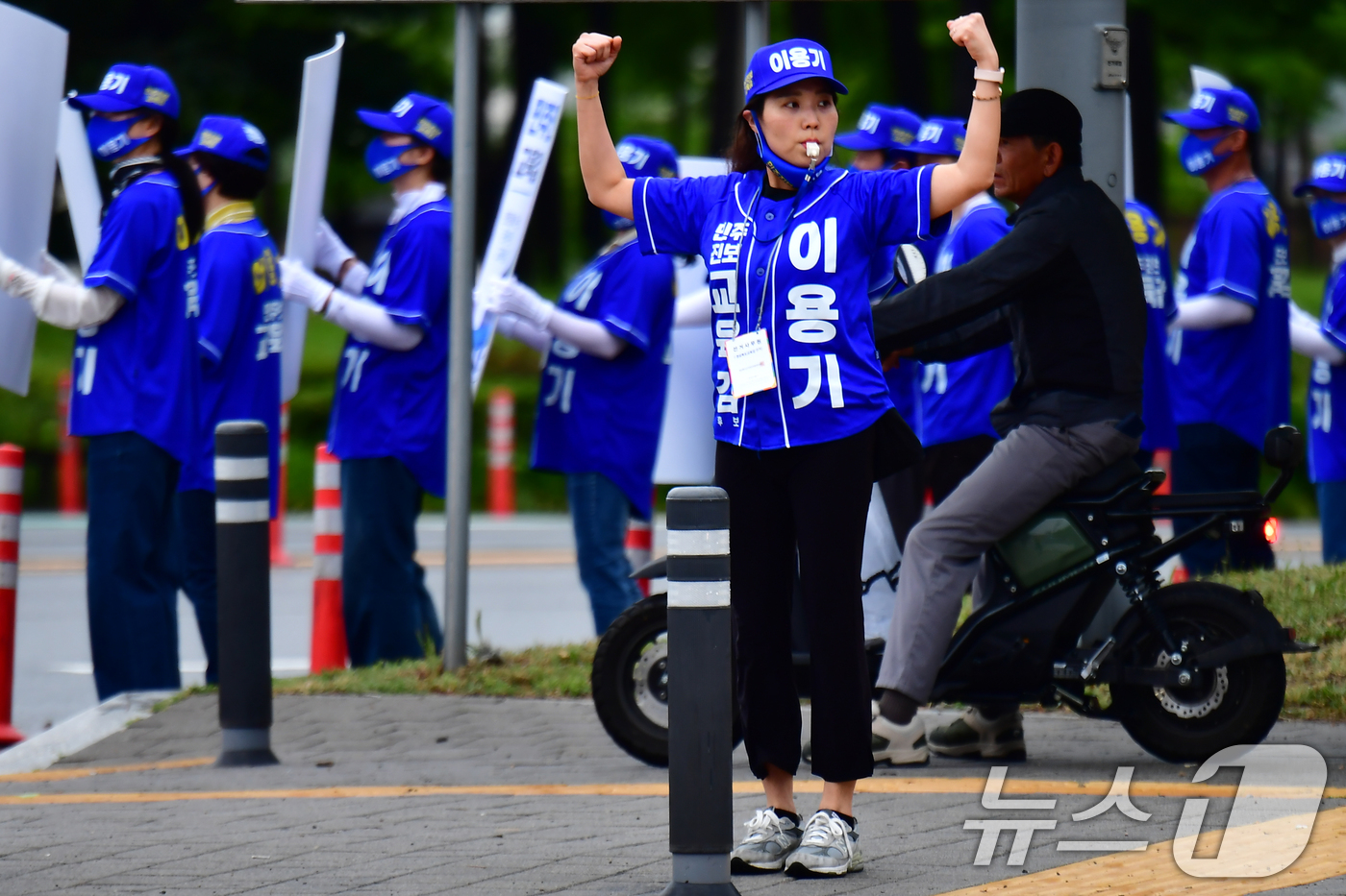 (대구ㆍ경북=뉴스1) 최창호 기자 = 6·3 지방선거 공식 선거운동이 시작된 21일 오전 이용기 경북도교욱감 후보 운동원이 포항시 남구 형산강 교차로에서 응원전을 펼치고 있다. 2 …