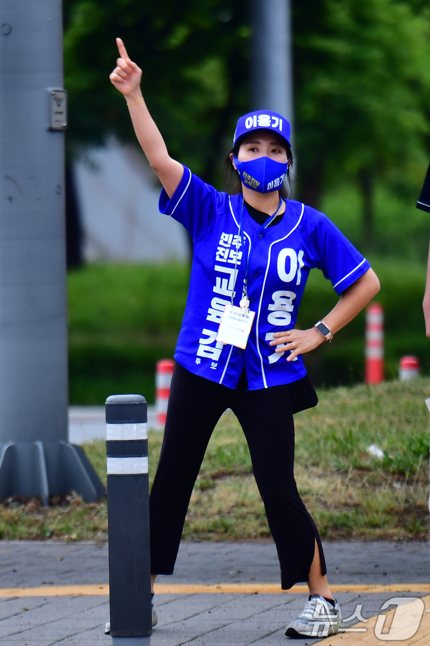 (대구ㆍ경북=뉴스1) 최창호 기자 = 6·3 지방선거 공식 선거운동이 시작된 21일 오전 이용기 경북도교욱감 후보 운동원이 포항시 남구 형산강 교차로에서 응원전을 펼치고 있다. 2 …