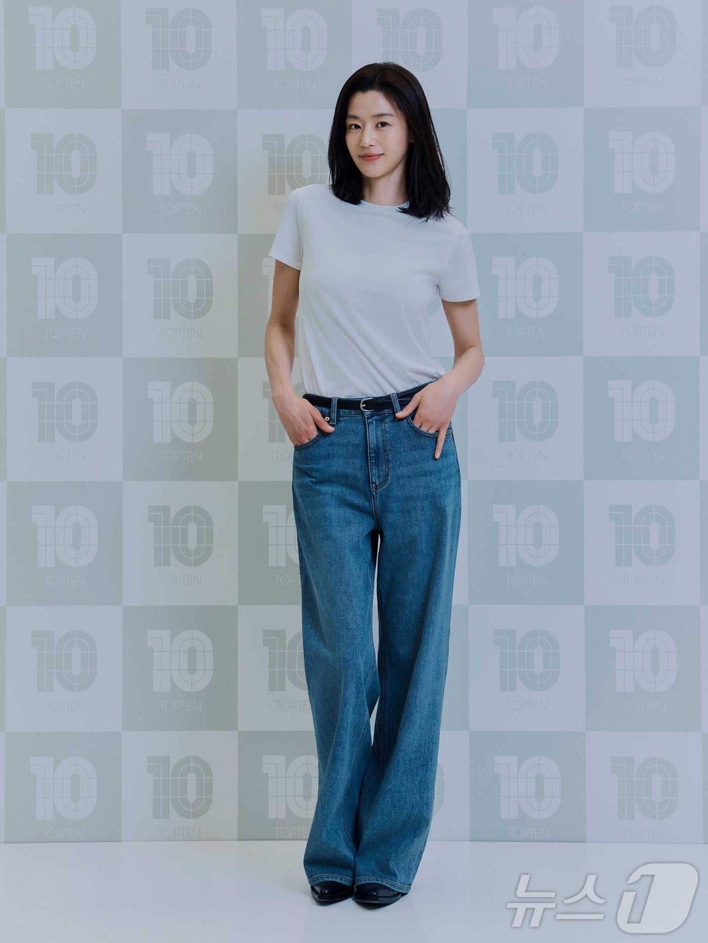 (서울=뉴스1) = 지난 19일 배우 전지현이 경기도 하남시 탑텐 스타필드 하남점에 마련된 포토월에서 포즈를 취하고 있다. 배우 전지현은 탑텐 앰버서더로서 오는 22일 개막하는 연 …