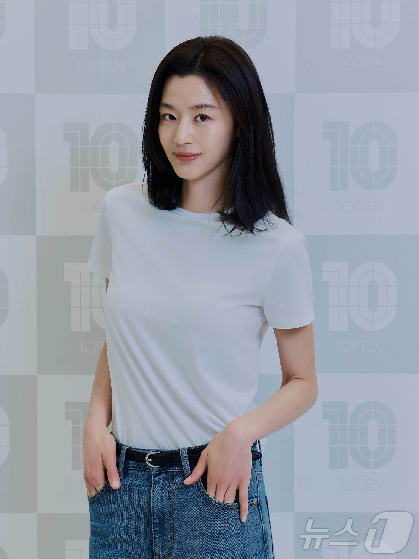 (서울=뉴스1) = 지난 19일 배우 전지현이 경기도 하남시 탑텐 스타필드 하남점에 마련된 포토월에서 포즈를 취하고 있다. 배우 전지현은 탑텐 앰버서더로서 오는 22일 개막하는 연 …